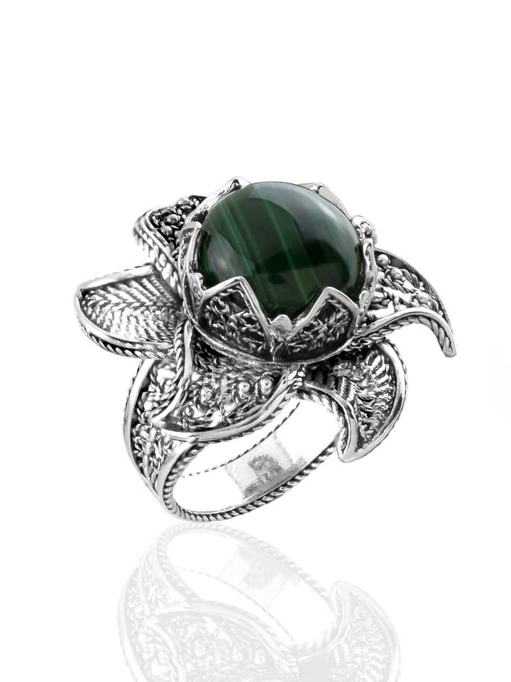 Bague en argent pour femme avec fleur de lotus en malachite. pour la vente par Filigranist Jewelry