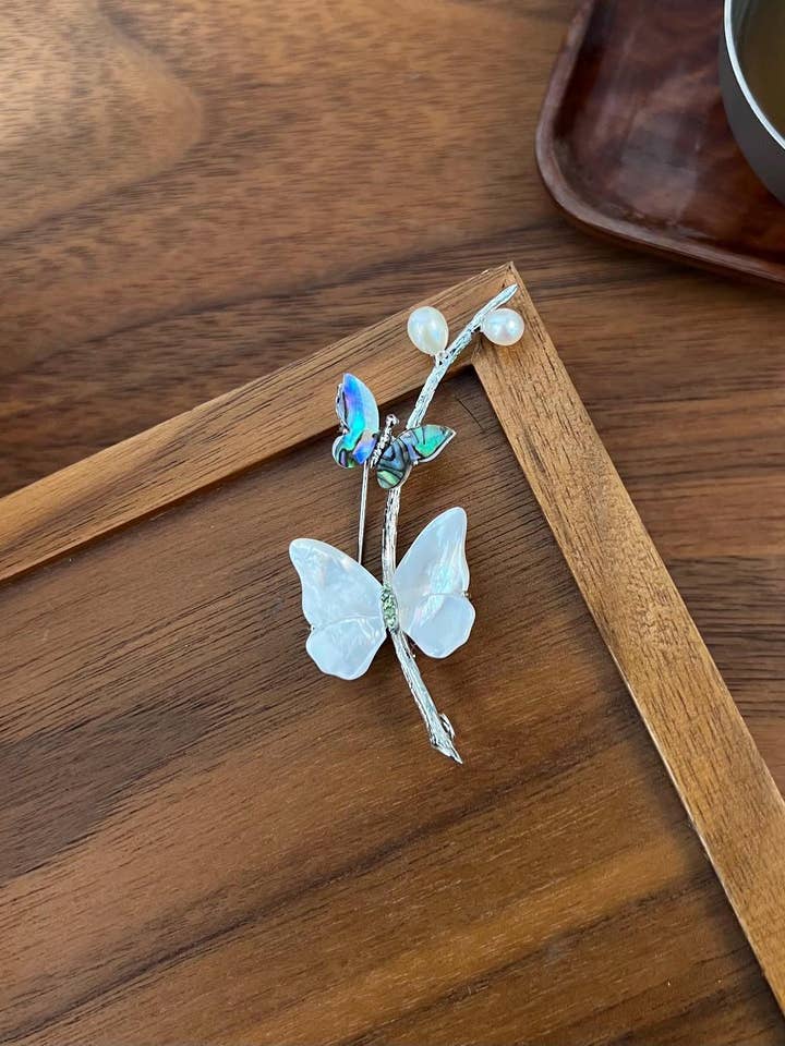 Vergulde vlinderbroche met parelmoer en parel voor wholesale door Morado