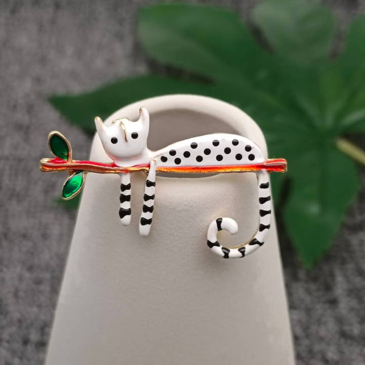 Mio Queena - Wholesale Brooch - Abstract Enamel Spotted Cat Brooch1