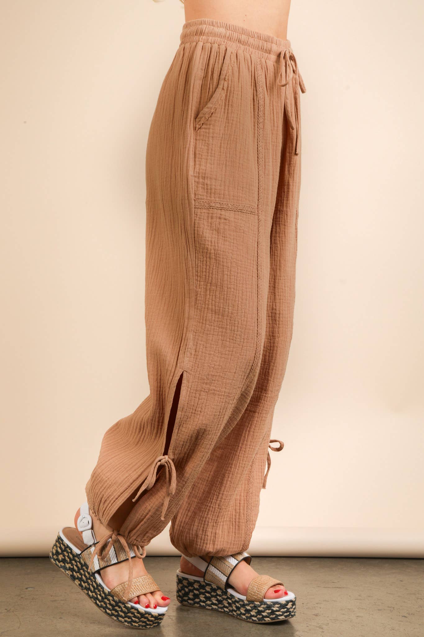 TORTORA Pantaloni Harem con Tunnel Laterale e Dettaglio in Pizzo in vendita all'ingrosso su Faire21