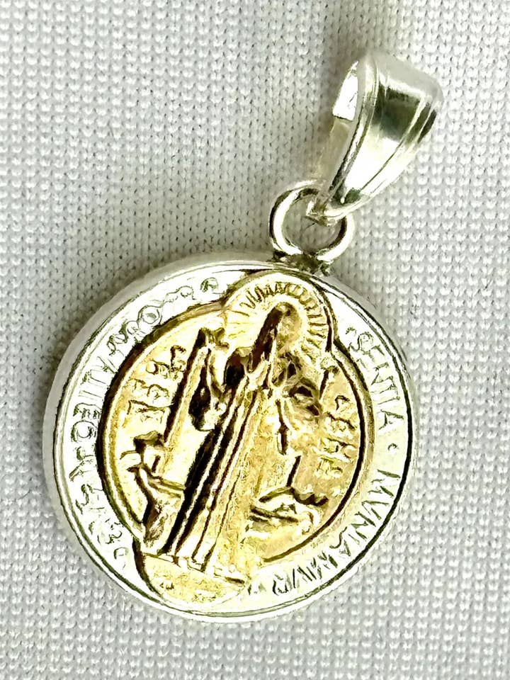Pendentif médaille de Saint Benoît en argent 925 et or 10k - 17 mm pour la vente par QURI