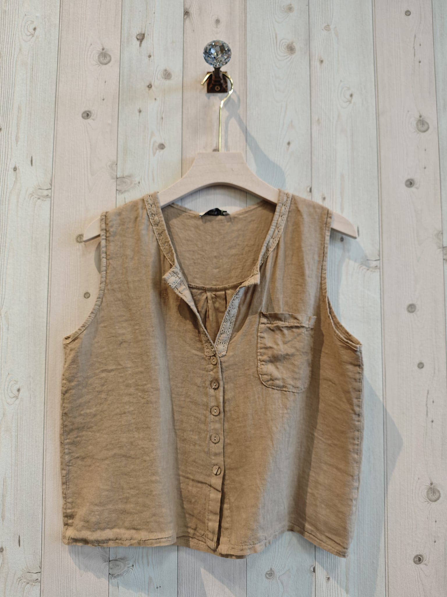 Linen & More – Camisa com botões no colarinho – Mulher por atacado – Blusa sem mangas de linho 100% LINHO10