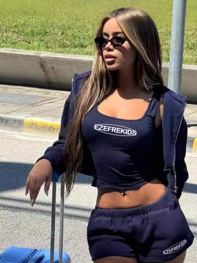 Ensemble trois pièces pour femmes automne-hiver : sweat à capuche zippé, veste slim et short casual. pour la vente par Bella Nova Style Co