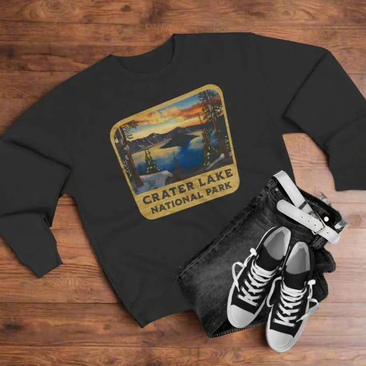 Crater Lake National Park Unisex Fit Crewneck Sweatshirt Træskilt Udsigt over Søen for engroshandel hos Parks Apparel