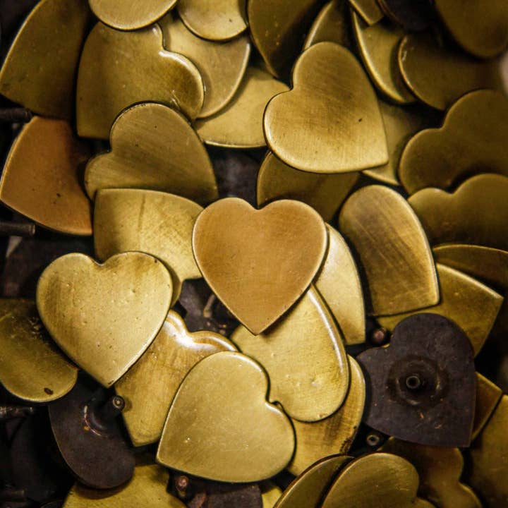 Creature Clothes - Venta al por mayor Collar - Perros - Collar de perro de cuero negro con tachuelas de corazón de latón4