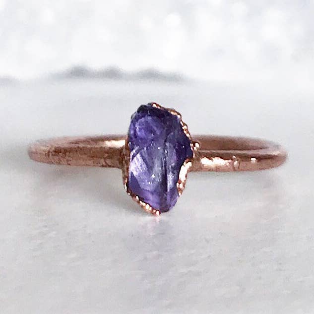 Bague empilable minuscule améthyste brute pour la vente par Buddha Blossom Jewels