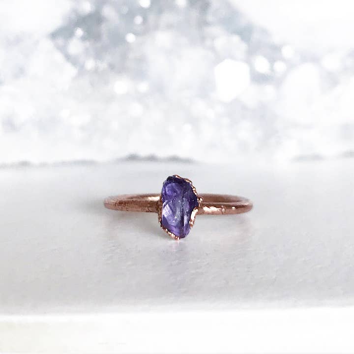 Tiny Raw - Anello impilabile con ametista per la vendita all'ingrosso da parte di Buddha Blossom Jewels