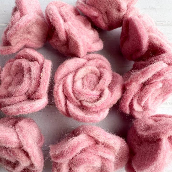 Sewing Seeds Play - Vente Décorations de table - Une rose en feutre rose clair3