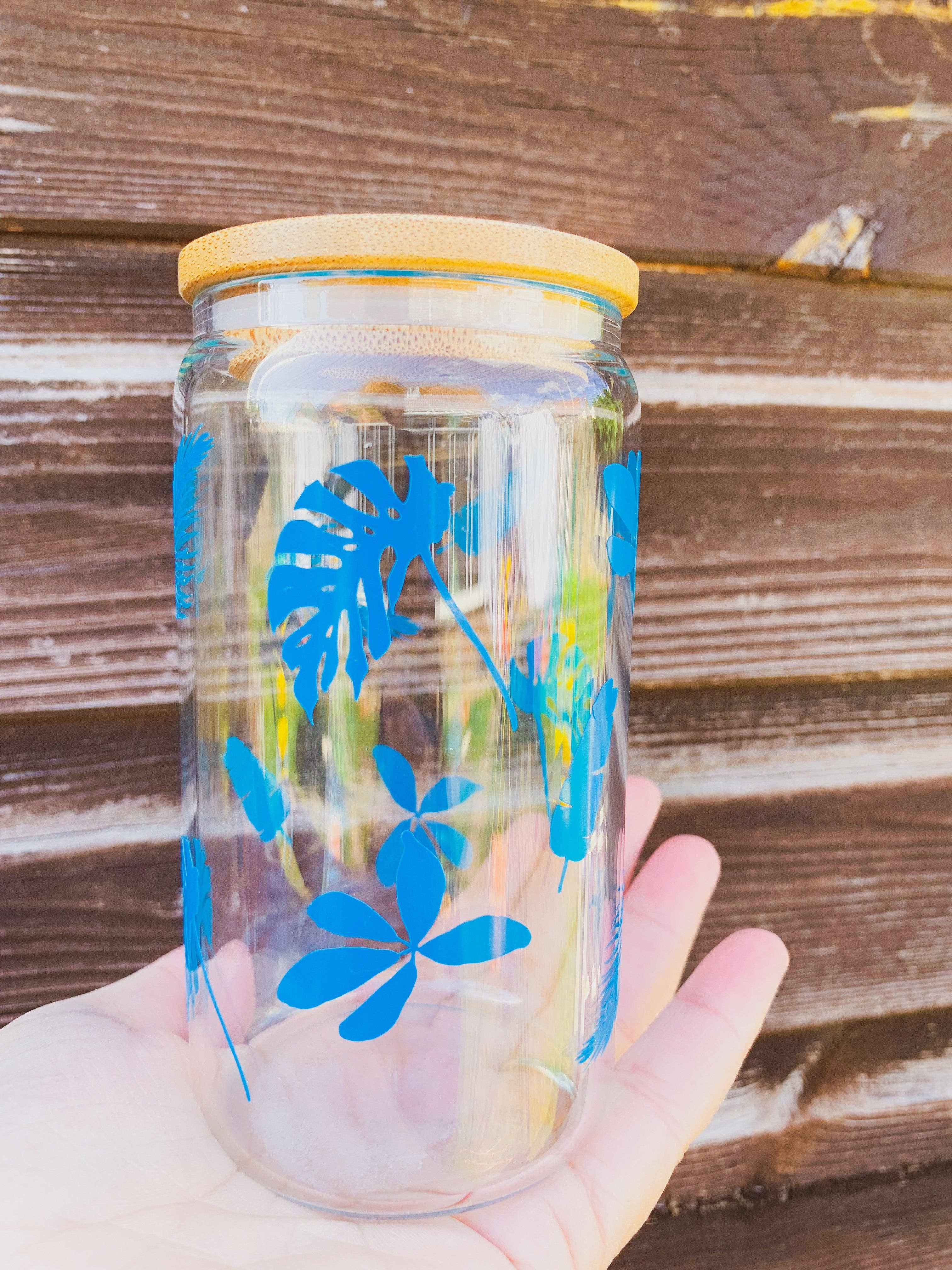 Dottie Wombat – wholesale Drinking glass/cup – Plant and leaves glass beer can glass with bamboo lid and straw2