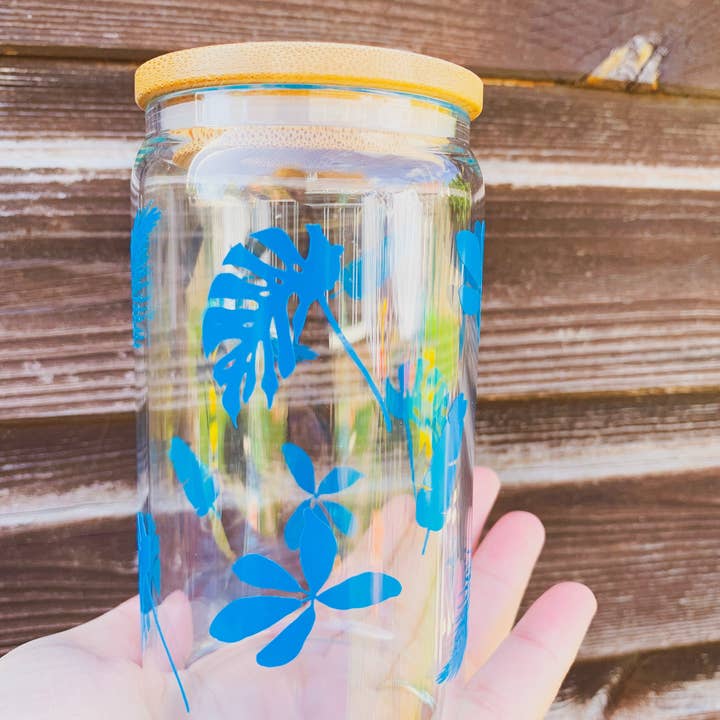 Dottie Wombat – wholesale Drinking glass/cup – Plant and leaves glass beer can glass with bamboo lid and straw2