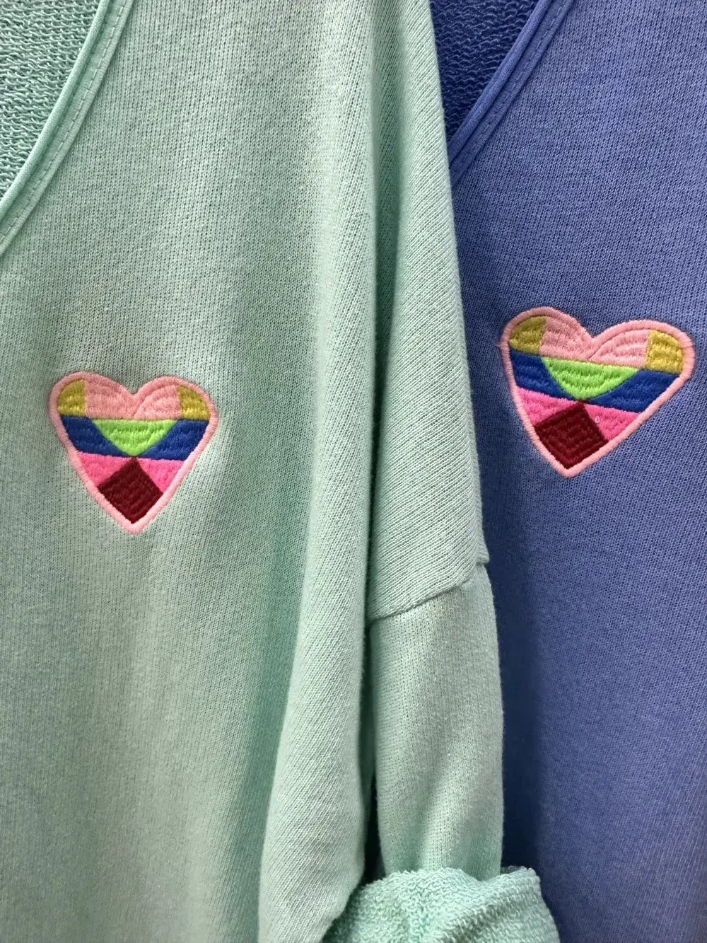 Mimi & Gogo - Wholesale Sweatshirt - Women's - Embroidered heart sweatshirt in multiple colors @5105_SweatMultiCoeu10