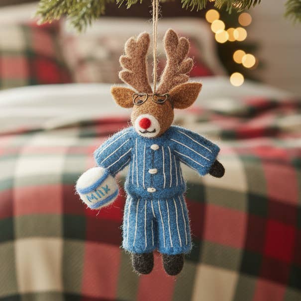 Handgjord julpyjamasdekoration med nötfiltningsren Rudolph för wholesale av Felt So Good