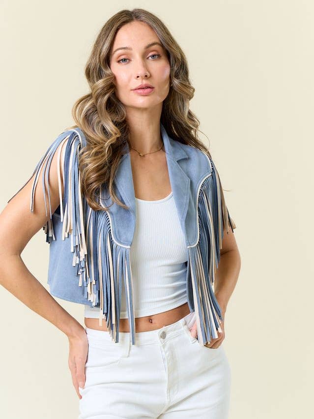 Gilet in microsuede blu denim con dettagli a piping e frange per la vendita all'ingrosso da parte di Saints & Hearts