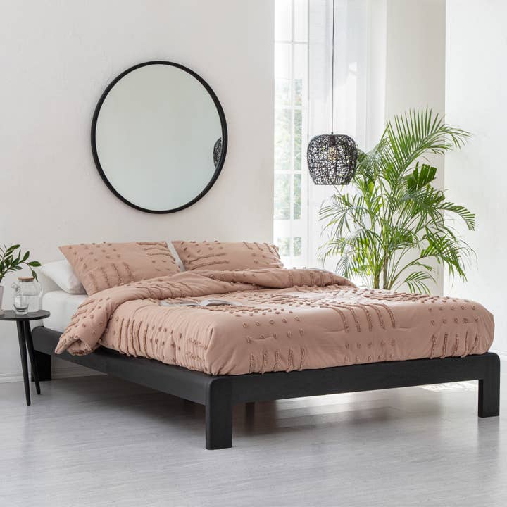 Lit plateforme en bois massif taille queen Marina pour la vente par MH London