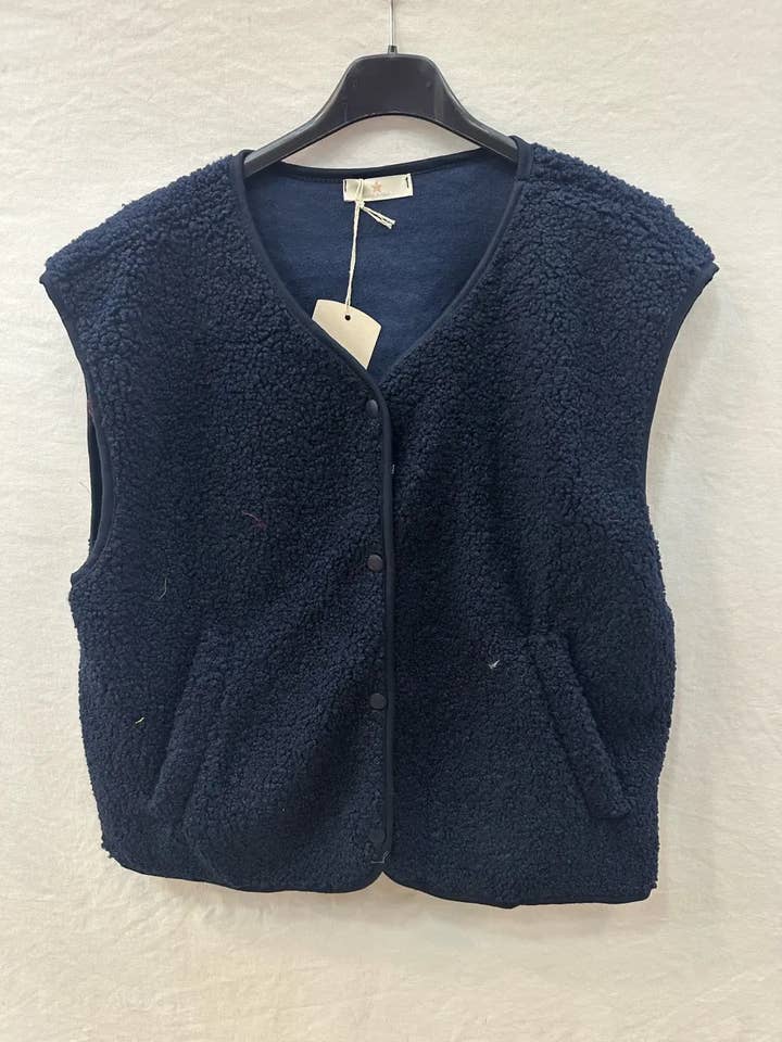 Mimi & Gogo - Wholesale Outerwear Vest - Women's - Buttoned Fleece Vest @3192_GiletMoumoute5