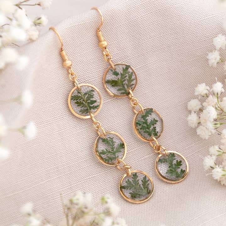 Boucles d'oreilles pendantes longues en or avec de véritables feuilles de fougère pressées séchées pour la vente par Allie and Posie