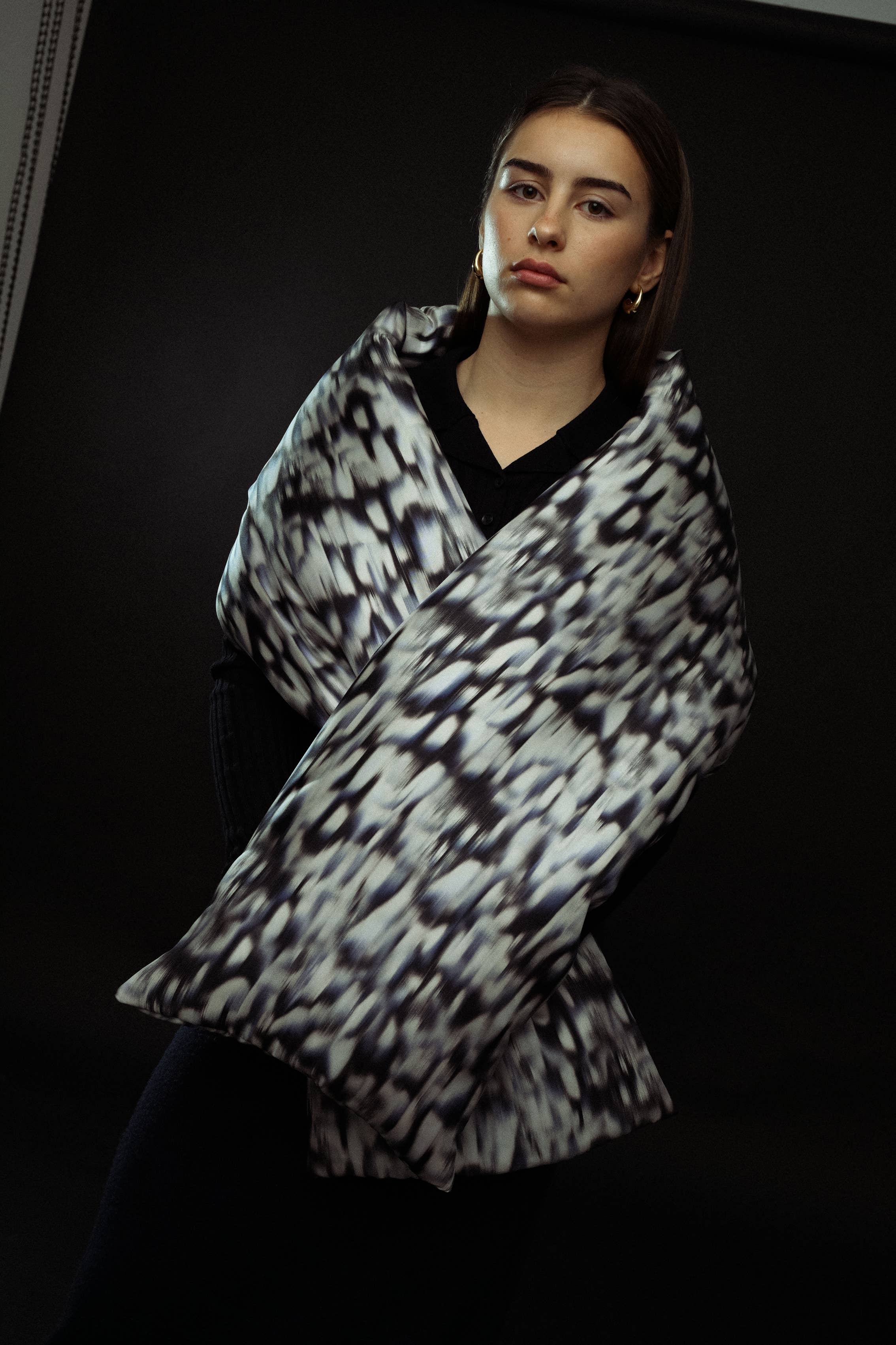 Abstract - Wholesale Outerwear Vest - Unisex - Padded scarf-vest in printed silk with pockets3