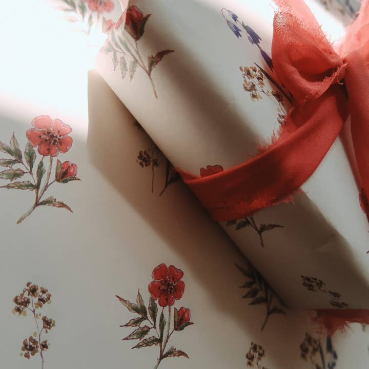 MyDesignPictures – Großhandel Geschenkpapier in Bögen – Reinweißes Geschenkpapier mit blauen und roten Blumen