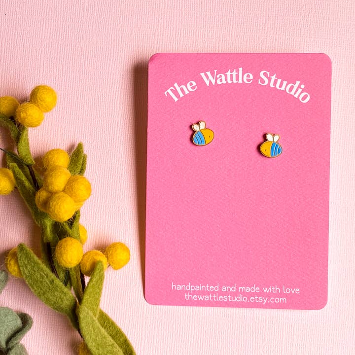 Bienen-Ohrstecker mit blauen Bändern | Handbemalte Holzohrringe für den Großhandel von The Wattle Studio