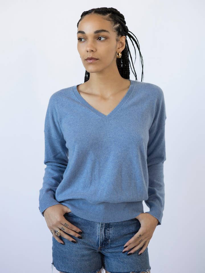 Pull en cachemire à col en V Clio (billy jean) pour la vente par UNIKONCEPT