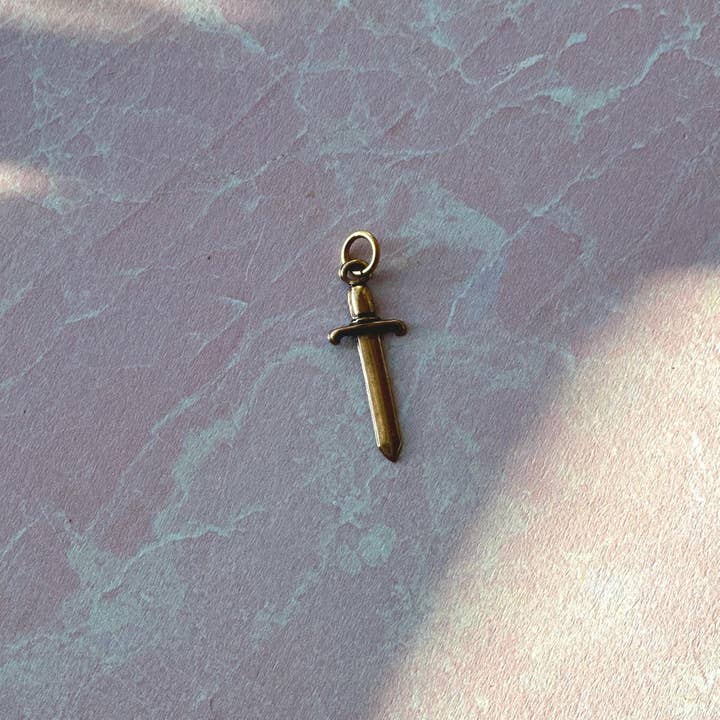 Medeltida stil vintage mässingssvärd charm smycken för wholesale av The Brass Era