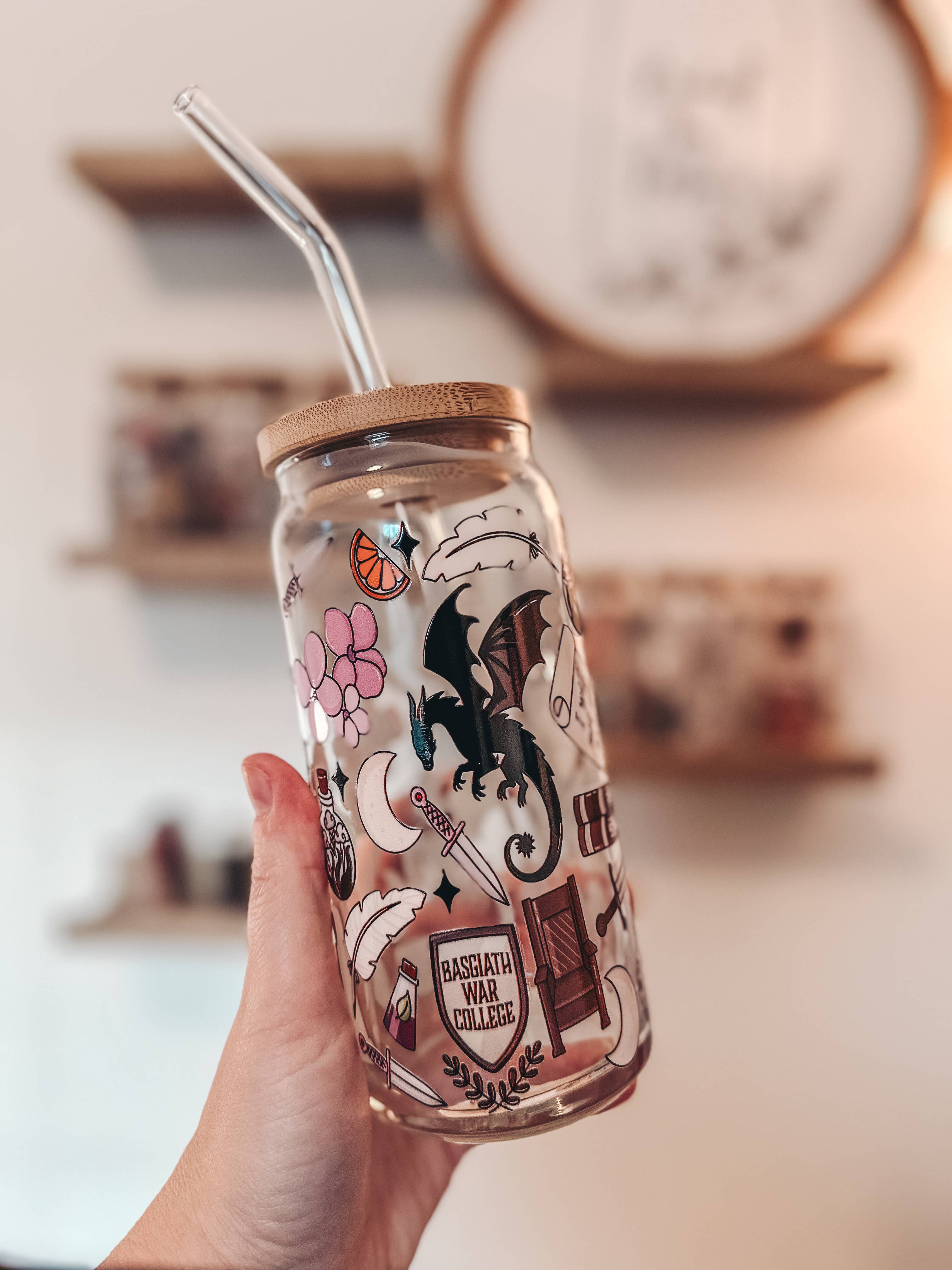 BidwellbyDesign - Venta al por mayor Vaso/copa - Vaso de vidrio Fourth Wing con tapa de bambú y popote1