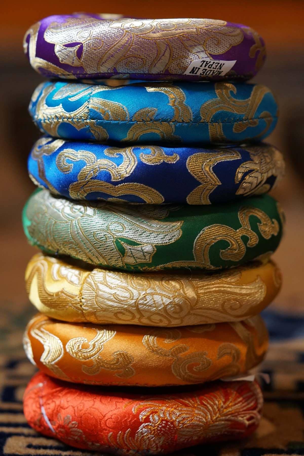 Himalayas Shop – Material de meditação por atacado – Conjunto de Taças Tibetanas para 7 Chakras7