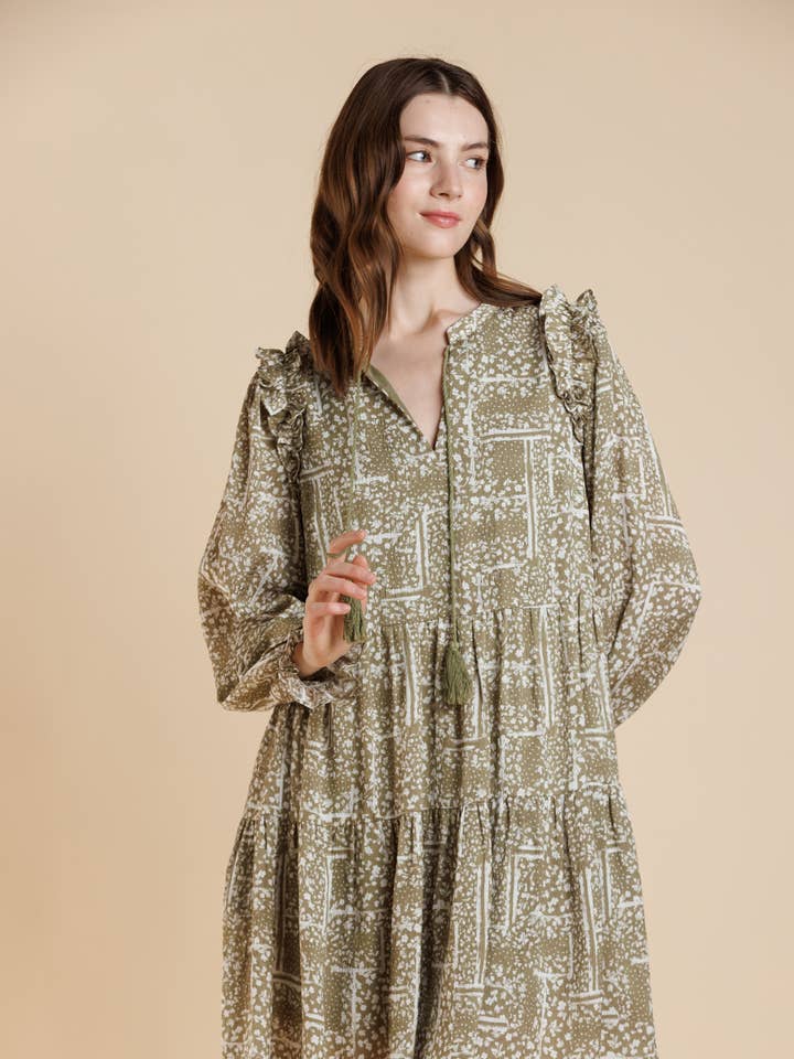 Abito a balze con maniche lunghe e stampa boho. per la vendita all'ingrosso da parte di A & SHE