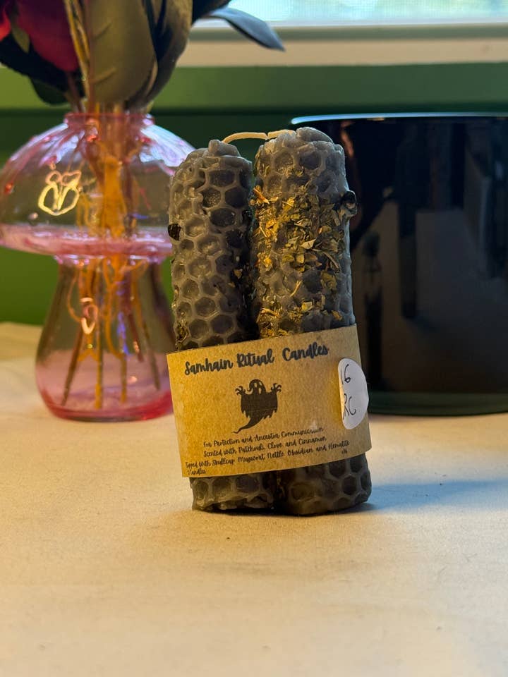 Velas de Hechizo de Cera de Abeja Enrolladas a Mano de Samhain para venta al por mayor de Chaotic Crystal Chick Co.