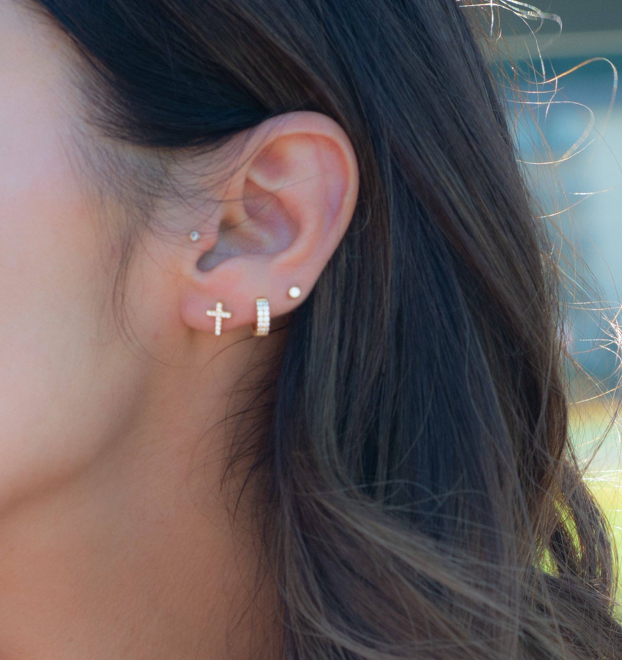 Sami Jewels – Brincos de pino por atacado – Tiny Cross Studs3