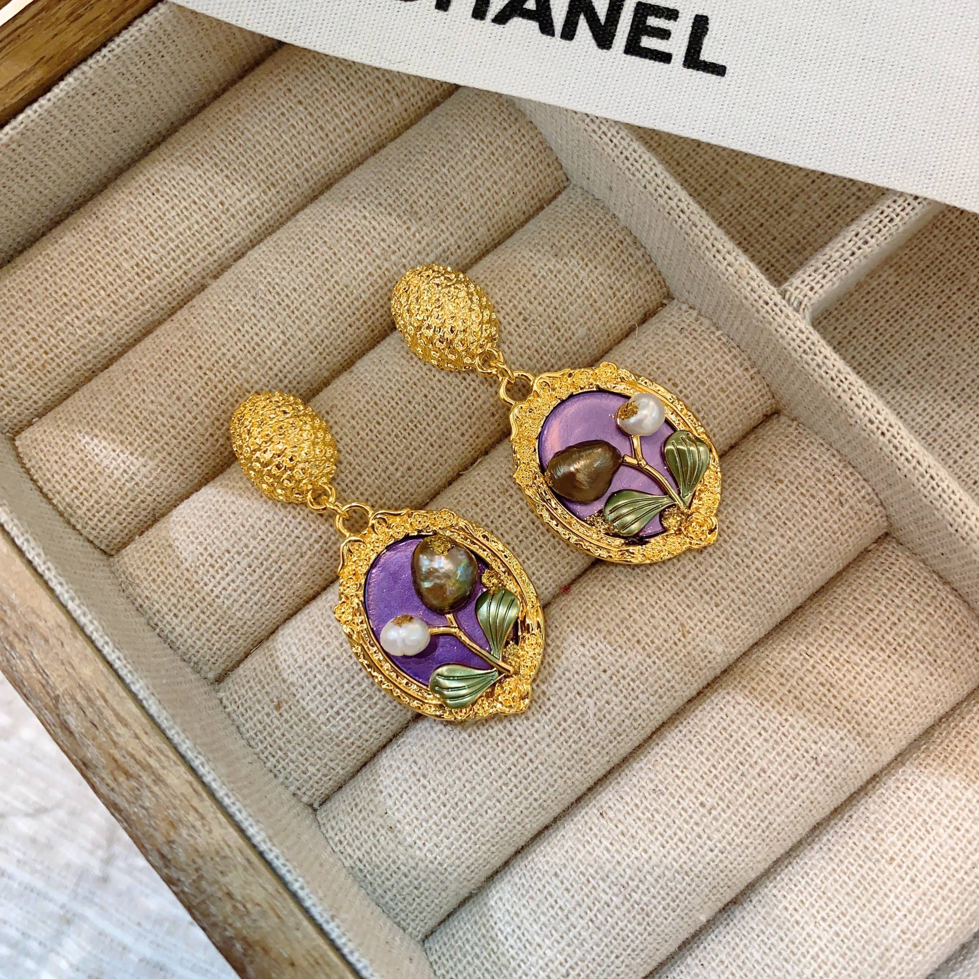 Fabula - Vente Boucles d'oreilles pendantes - Boucles d'oreilles baroques en perle avec fleurs peintes à l'huile à la française6