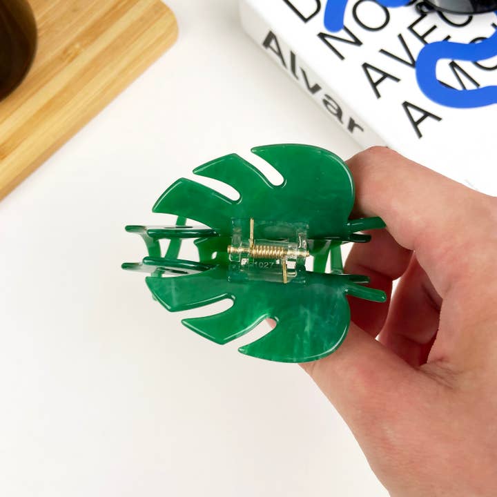 TheDivaSoap – Engroshandel Hårspænde - Dame – Acetat Monstera hårklemme med planteblade3