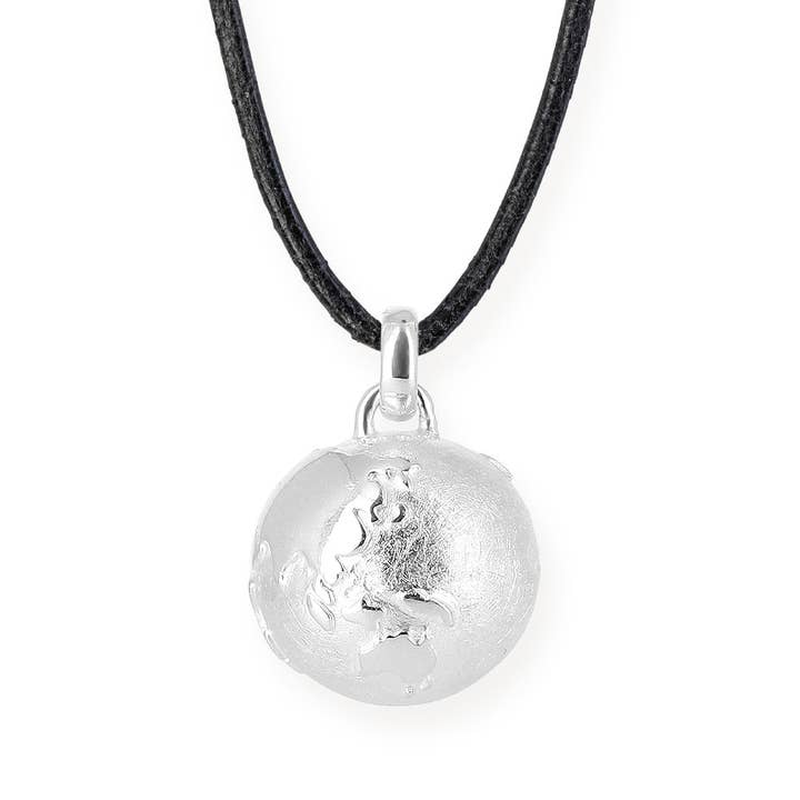 Globetrotter globe pendant in silver for wholesale by Heartbreaker designd by Drachenfels
