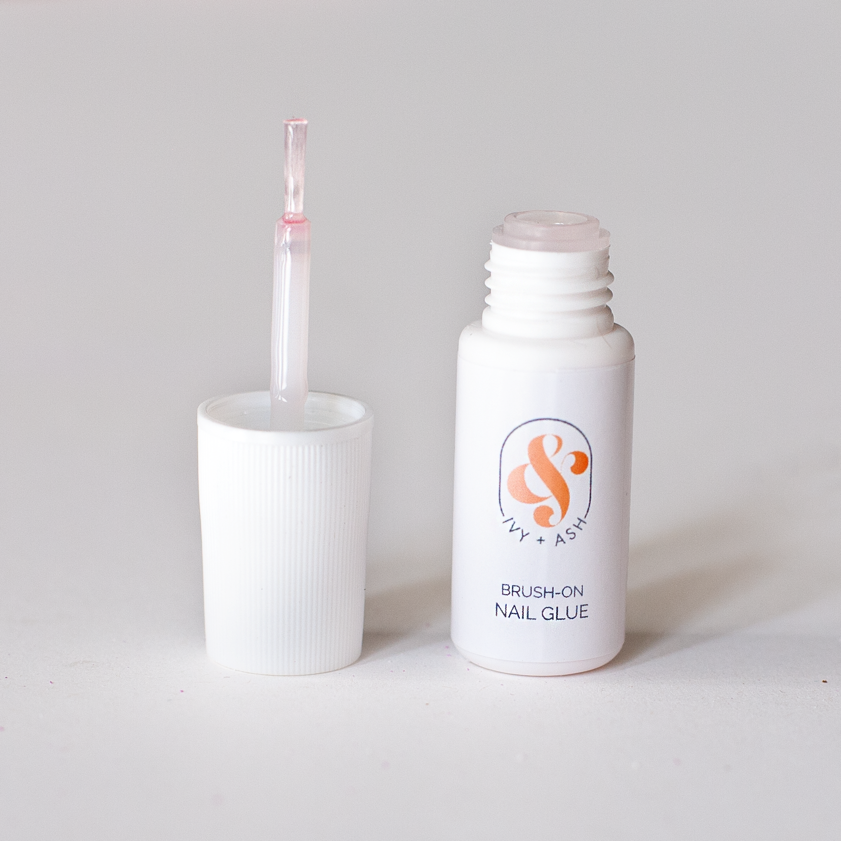 Ivy & Ash - Venta al por mayor Endurecedores/fortalecedores de uñas - Pegamento para uñas Ivy & Ash Brush-On | Botella de pegamento para uñas a presión1