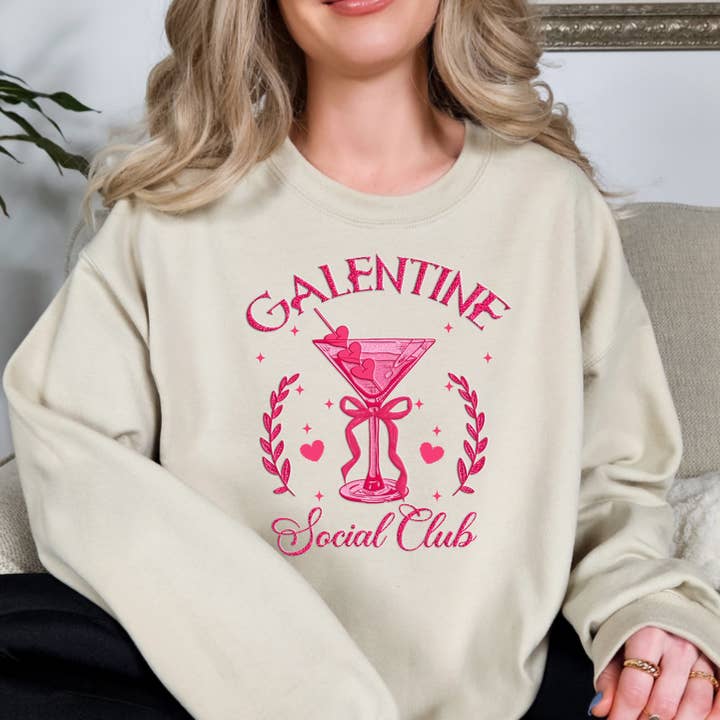 Sweatshirt de la Saint-Valentin du Galentine Social Club pour la vente par Simply Spoken Apparel