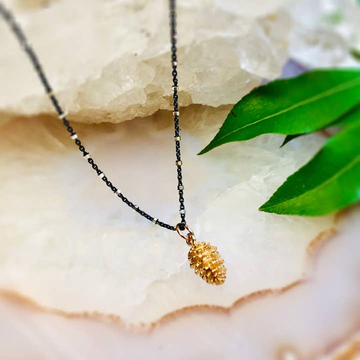 Halskette mit Pinecone-Anhänger für den Großhandel von Howling Dog Artisan Jewellery
