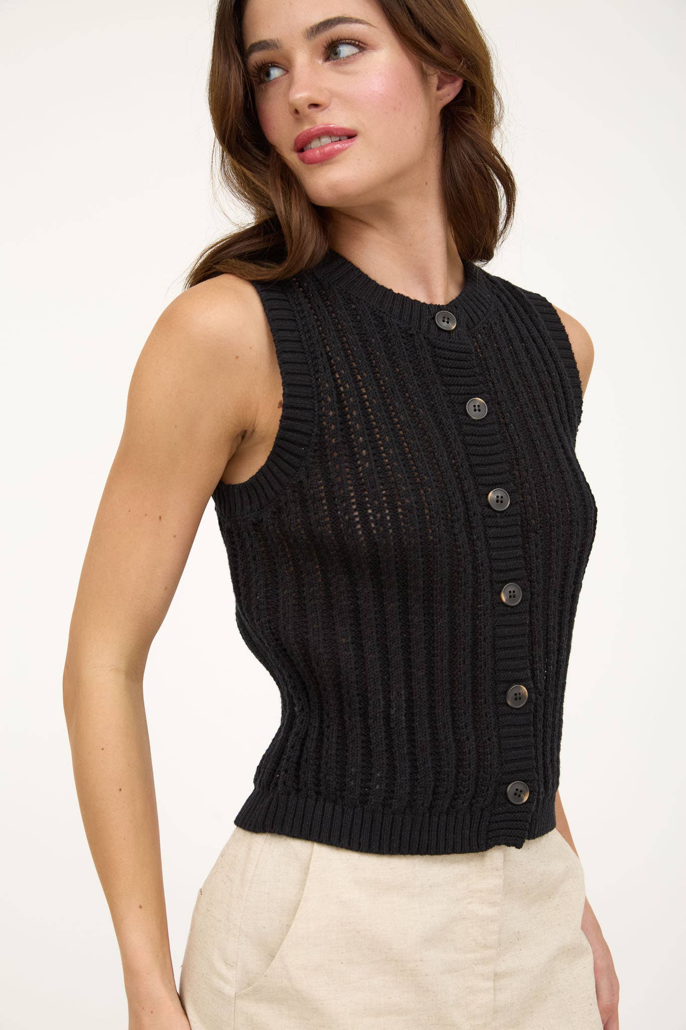 The Workshop Studio - Wholesale Cardigan - Dames - MOUWLOOS BREISEL VEST MET RONDE HALS EN KNOPENSLUITING