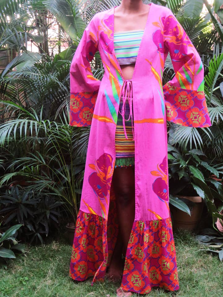 Lange katoenen dameshoes met roze Waratah-print voor wholesale door Chogaa NYC