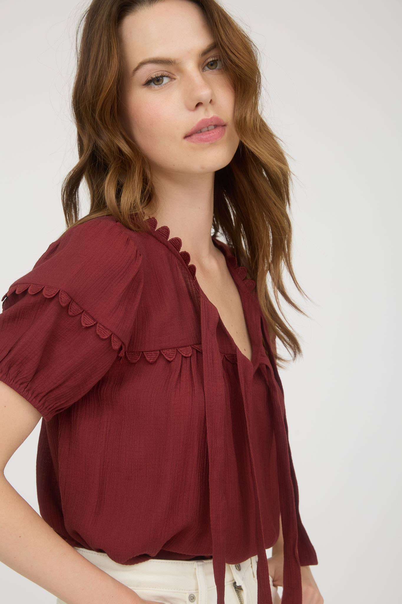 Blu Pepper - Vendita all'ingrosso Camicetta - Donna - TOP CON MANICHE A SBUFFO E DETTAGLIO NODO FRONTALE CON BORDO A CONCHIGLIA16