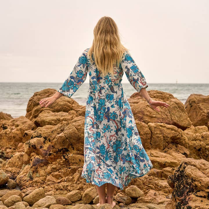 Baumwoll-Maxikleid – Weiche Beige-Botanicals für Entspannung für den Großhandel von Boho-Eclectica