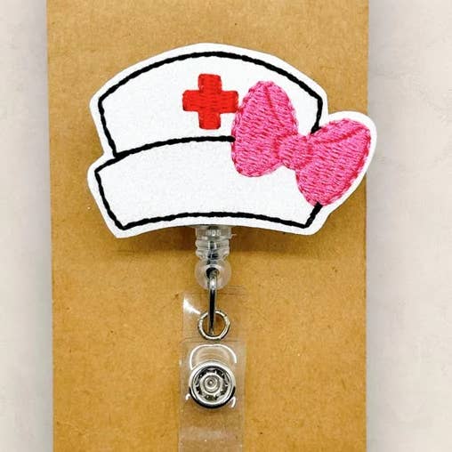 Sjuksköterskehatt med rosett och jojo för ID-bricka för wholesale av The SmallTownSunshine Company