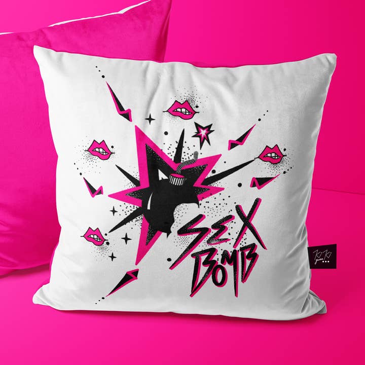 Funda de cojín de terciopelo glam rock "Sex Bomb" de 14” en rosa vivo. para venta al por mayor de Kiki Gunn