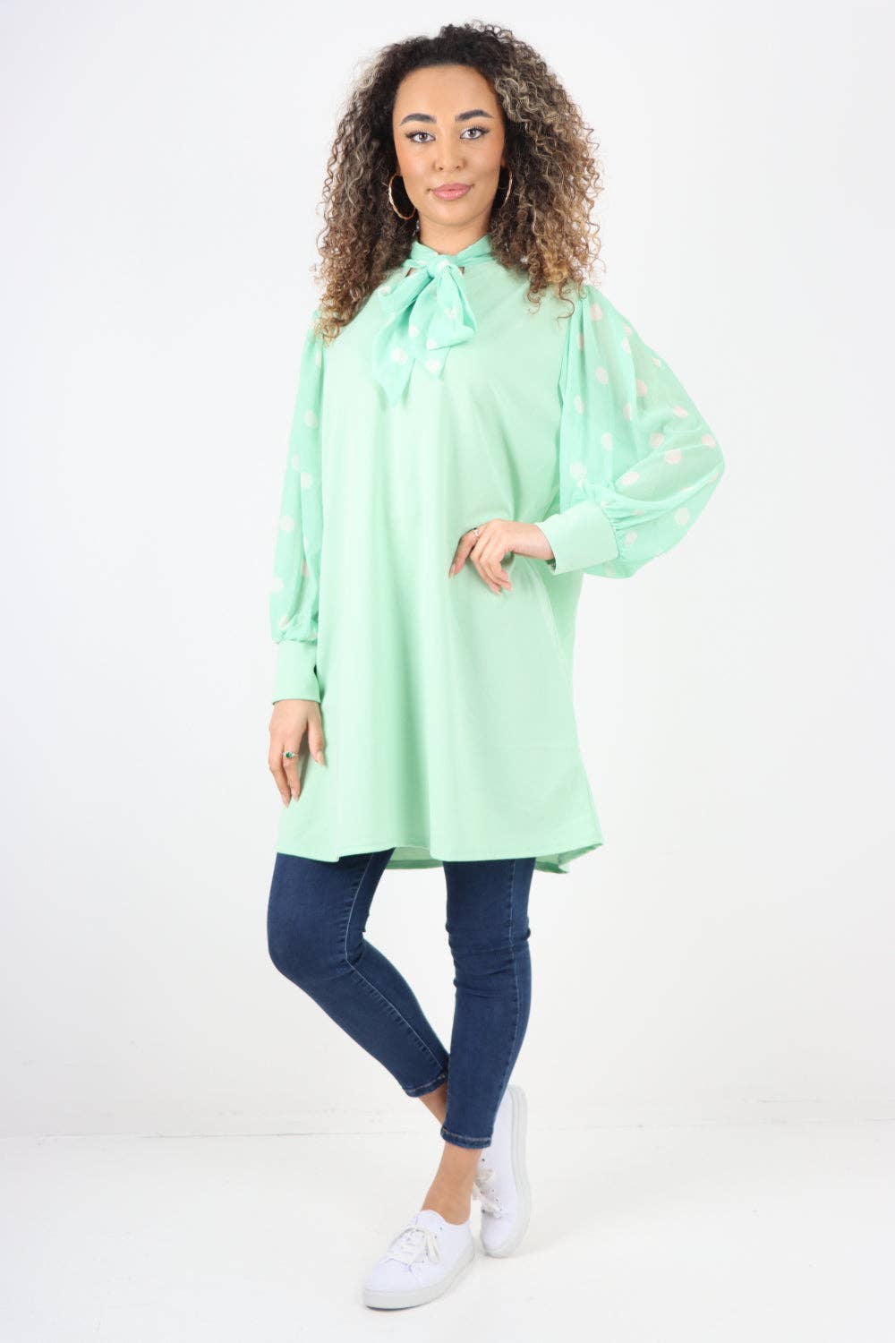 Miss Bold – Engroshandel Tunika - Dame – Italiensk Polka Dot Print Pussy Bow Langærmet Tunika Skjorte0