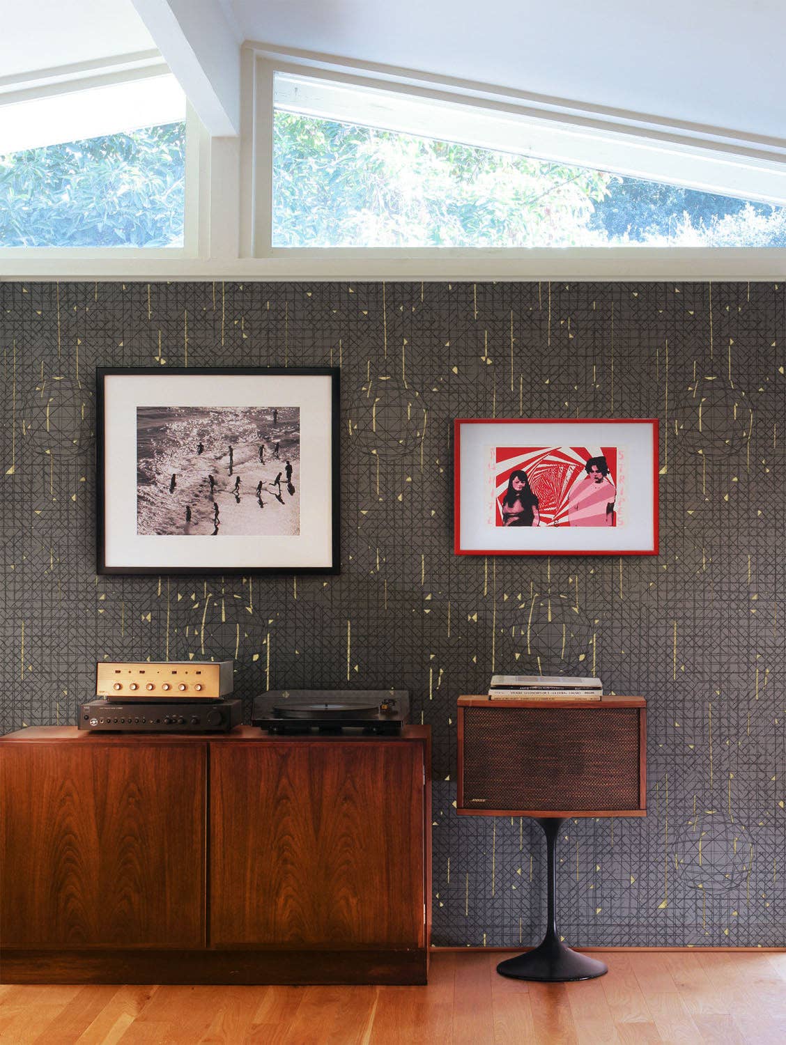 Manuka Textiles - Vente Papier peint - Papier peint Pressed Cane, noir corbeau et or métallique sur fond noir mat1