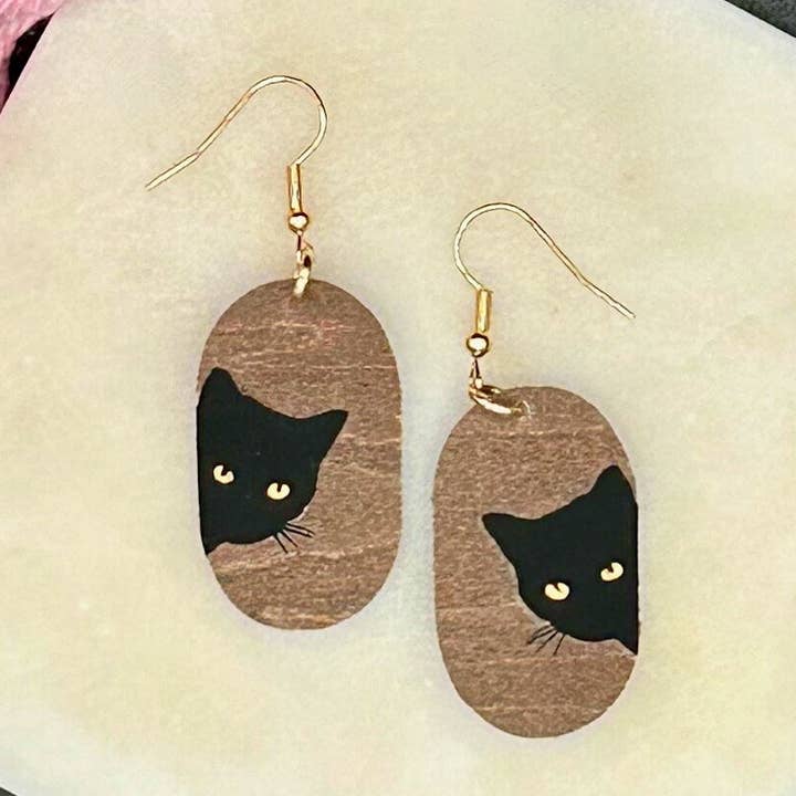 Pendientes colgantes ovalados de madera con forma de gato negro | Día de la Madre, gatito ligero con brillo de ojos dorado | Regalo para un amante de los gatos y gatitos que se asoman para venta al por mayor de SoCal Creative
