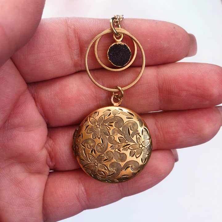 Blommig medaljong Halsband w/Svart Druzy ~ Guldpläterad Kedja för wholesale av GeoMetricGem