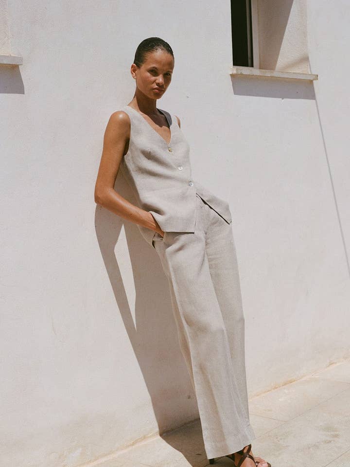 I pantaloni a gamba larga in lino plissettato Willow color avena per la vendita all'ingrosso da parte di arkitaip