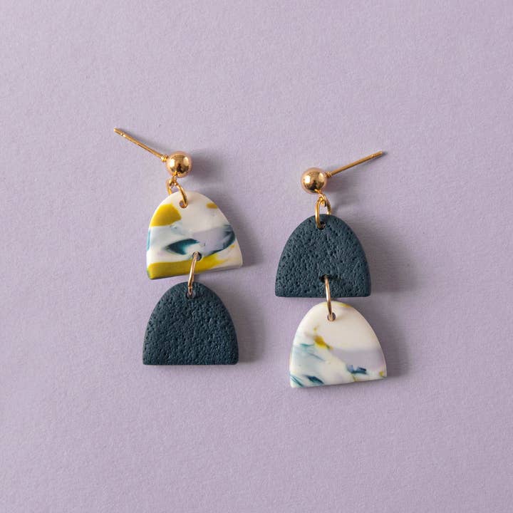 Boucles d'oreilles deux par deux en bleu sarcelle, lilas et chartreuse pour la vente par Pepper You