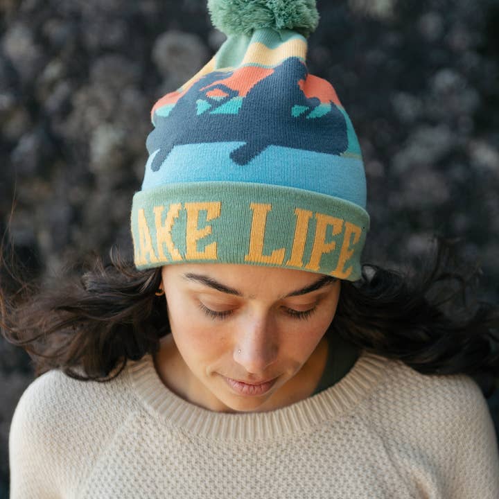 Lake Life Strickmütze mit Bommel Wintermütze – Kanu-Abenteuer Outdoor-Stil für den Großhandel von Northern Icons Creations INC