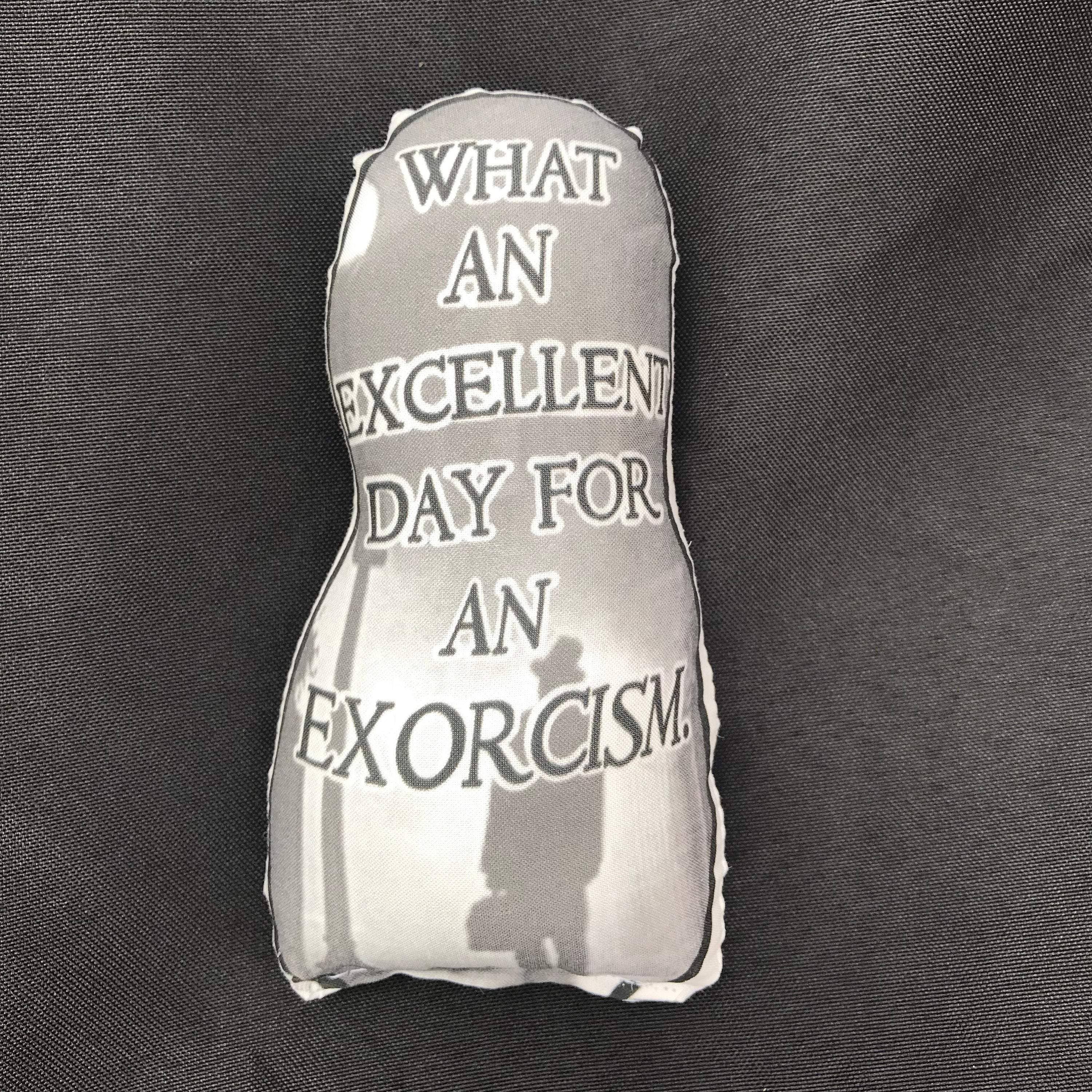 The Cuddle Cult - Venta al por mayor Adornos - Muñeco o adorno de peluche inspirado en el exorcista de Regan1